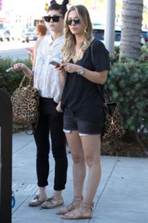Kaley Cuoco feet photo thumbnail