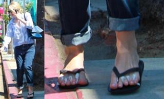 Dakota Fanning feet photo thumbnail