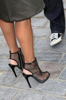 Angie Harmon feet photo thumbnail