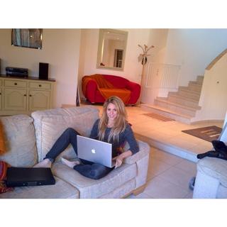 Shakira feet photo thumbnail