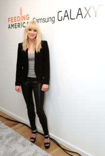 Anna Faris feet photo thumbnail
