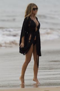 Carmen Electra feet photo thumbnail