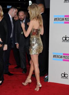 Taylor Swift feet photo thumbnail
