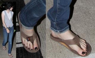 Kristen Stewart feet photo thumbnail