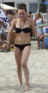 Hilary Duff feet photo thumbnail