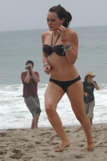 Hilary Duff feet photo thumbnail