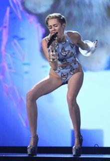 Miley Cyrus feet photo thumbnail