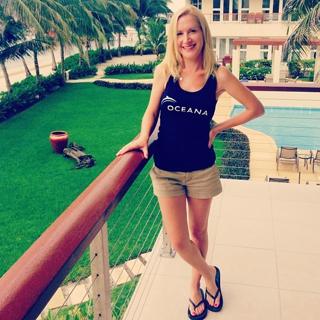 Angela Kinsey feet photo thumbnail