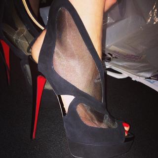 Rita Ora feet photo thumbnail