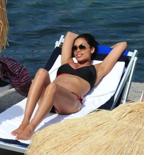 Rosario Dawson feet photo thumbnail