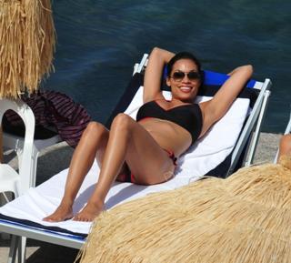 Rosario Dawson feet photo thumbnail