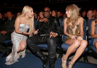 Taylor Swift feet photo thumbnail
