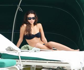Jessica Alba feet photo thumbnail