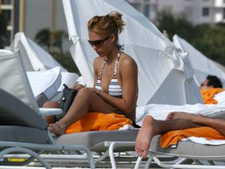 Jessica Alba feet photo thumbnail