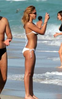 Jessica Alba feet photo thumbnail