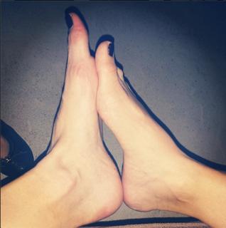 Emmy Rossum feet photo thumbnail