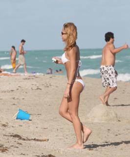 Jessica Alba feet photo thumbnail