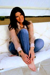 Laura Pausini feet photo 2