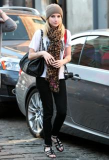 Emma Roberts feet photo thumbnail