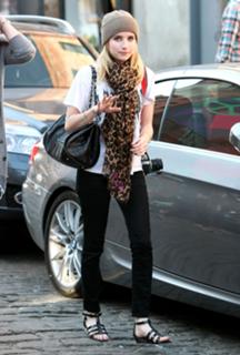 Emma Roberts feet photo thumbnail