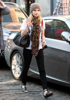 Emma Roberts feet photo thumbnail