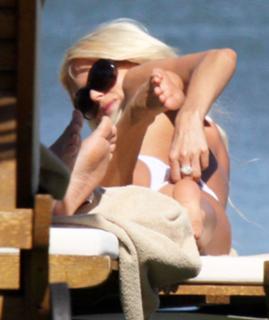 Victoria Silvstedt feet photo thumbnail
