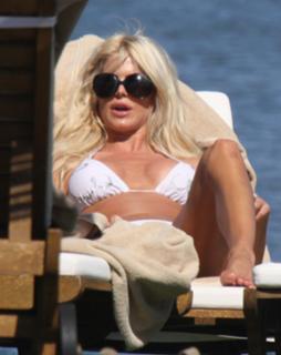 Victoria Silvstedt feet photo thumbnail