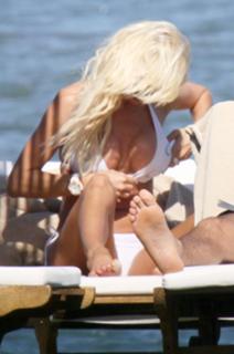 Victoria Silvstedt feet photo thumbnail