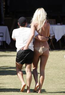 Victoria Silvstedt feet photo thumbnail