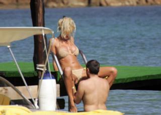 Victoria Silvstedt feet photo thumbnail
