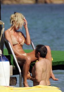 Victoria Silvstedt feet photo thumbnail