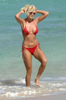 Victoria Silvstedt feet photo thumbnail