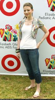 Michelle Trachtenberg feet photo thumbnail