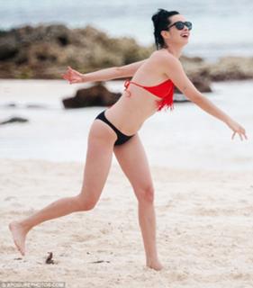 Krysten Ritter feet photo thumbnail
