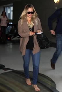 Kaley Cuoco feet photo thumbnail