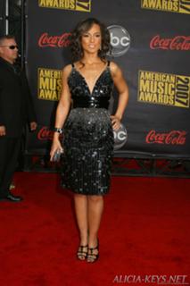 Alicia Keys feet photo thumbnail