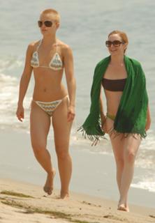 Mena Suvari feet photo thumbnail
