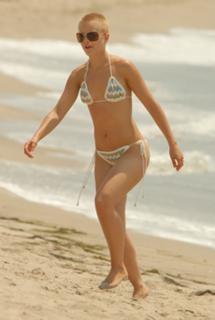 Mena Suvari feet photo thumbnail