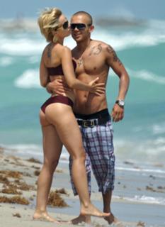 Mena Suvari feet photo thumbnail