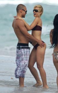 Mena Suvari feet photo thumbnail
