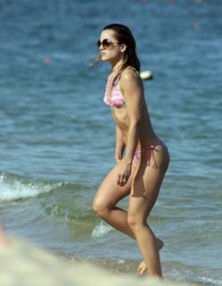 Mena Suvari feet photo thumbnail