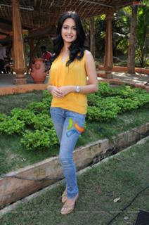 Kriti Kharbanda feet photo thumbnail