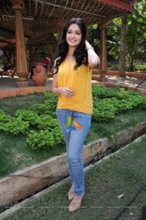 Kriti Kharbanda feet photo thumbnail