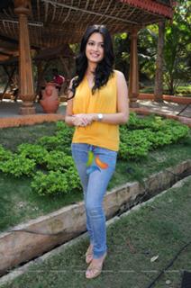 Kriti Kharbanda feet photo thumbnail