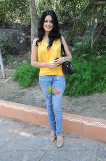 Kriti Kharbanda feet photo thumbnail