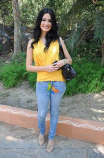 Kriti Kharbanda feet photo thumbnail