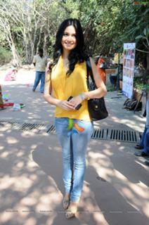 Kriti Kharbanda feet photo thumbnail
