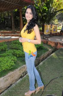 Kriti Kharbanda feet photo thumbnail