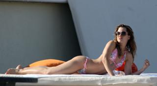 Mena Suvari feet photo thumbnail