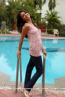 Kriti Kharbanda feet photo thumbnail